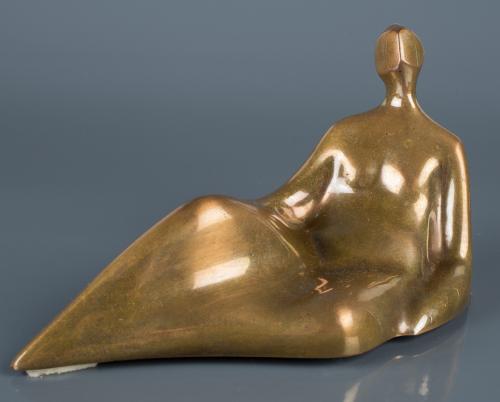 Figura de mujer recostada