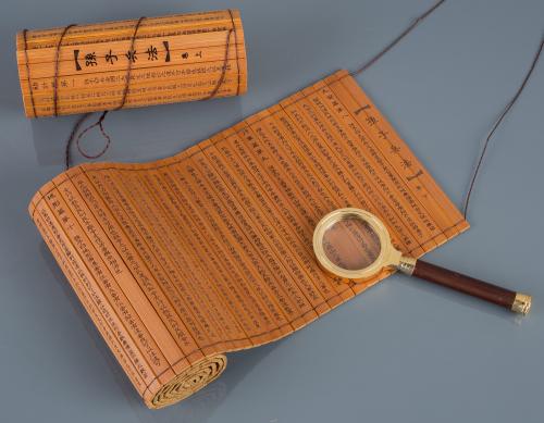 DOS LIBROS CHINOS EN MINIATURA EN BAMBU