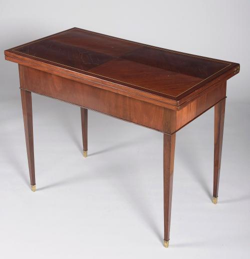 MESA DE JUEGO DE CAOBA  ESTILO CARLOS IV, SIGLO XIX