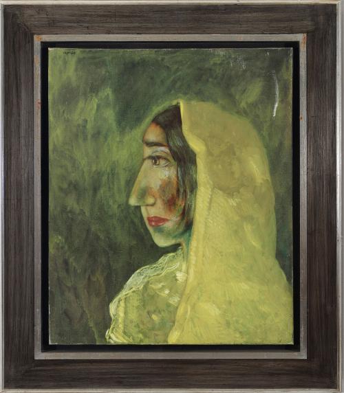 Mujer con pañuelo amarillo