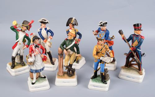 OCHO FIGURAS EN PORCELANA DE GOEBEL, ALEMANIA, CON VITRINA,