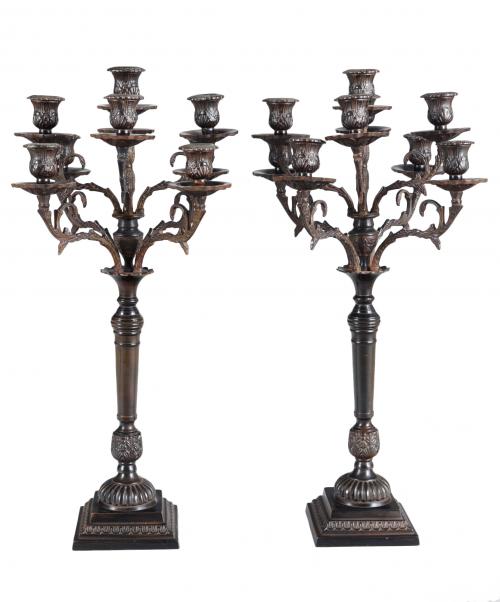 PAREJA DE CANDELABROS DE METAL PATINADO CON DECORACIÓN VEGE