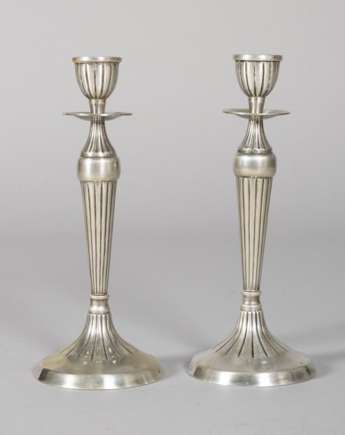 PAREJA DE CANDELEROS  EN PLATA ESTILO INGLÉS