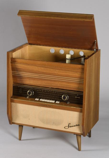 MUEBLE RADIO TOCADISCOS TELEFUNKEN SONATA 504