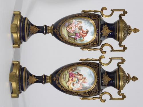 PAREJA DE JARRONES ESTILO SEVRES, S.XX