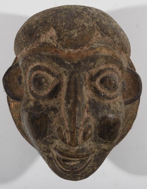 Máscara casco cefalomorfa