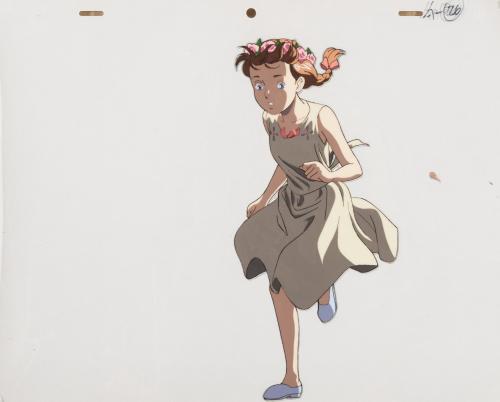 Niña corriendo con corona de flores.