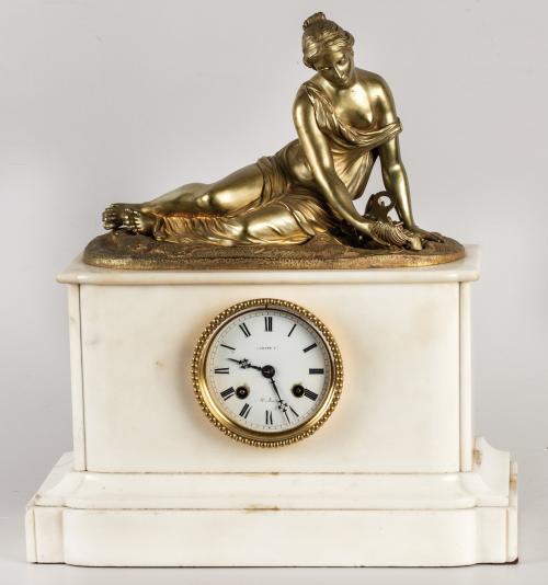 RELOJ DE SOBREMESA, DE MÁRMOL BLANCO Y BRONCE DORADO, S.XIX