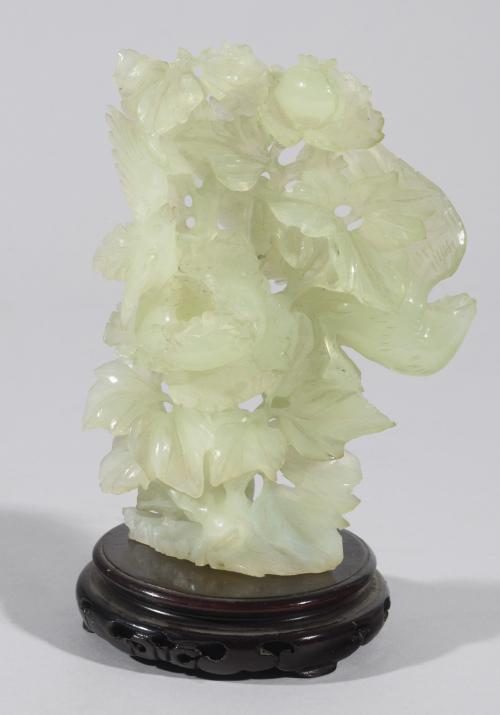FIGURA TALLADA EN JADEITA REPRESENTANDO RÓLEOS VEGETALES Y 