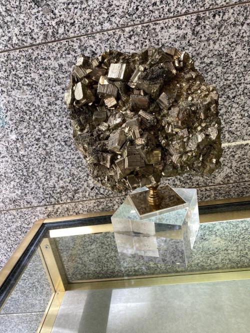 MINERAL DE PIRITA CON PEANA DE METACRILATO