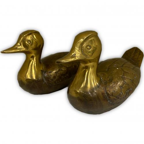 PAREJA DE FIGURAS DE PATOS EN BRONCE DORADO, MED. S. XX