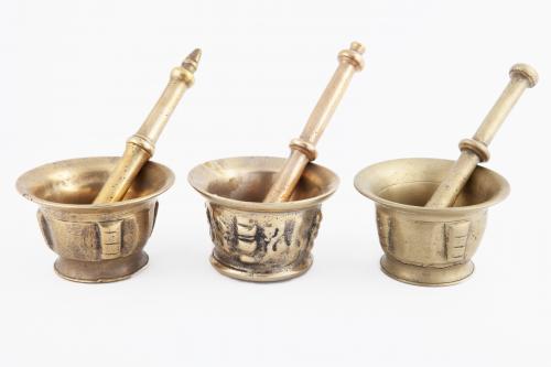 LOTE DE TRES MORTEROS DE BRONCE DORADO CON DECORACIÓN DE CO