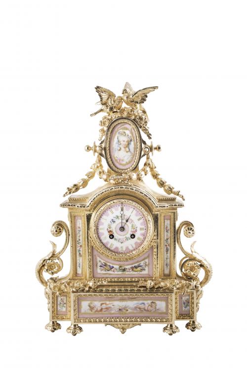 RELOJ DE ESTILO LUIS XV DE METAL DORADO Y PLACAS DE PORCELA