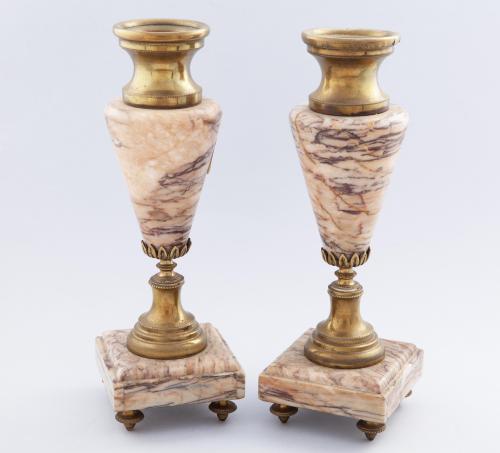PAREJA DE JARRONES DE MÁRMOL ZARCI Y BRONCE DORADO, C.1900