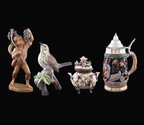LOTE DE CUATRO PIEZAS DECORATIVAS DE DIFERENTES MATERIALES,