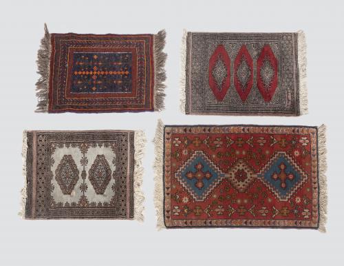 LOTE DE CUATRO ALFOMBRAS, DOS BOUKARA, UNA YALANA DE CAMPO