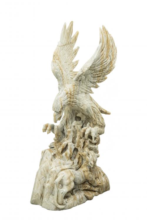 ÁGUILA Y TIGRE, ESCULTURA DE MÁRMOL VETEADO TALLADO, CHINA,