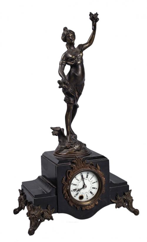 RELOJ DE MESA REMATADO POR FIGURA FEMENINA DE CALAMINA PATI