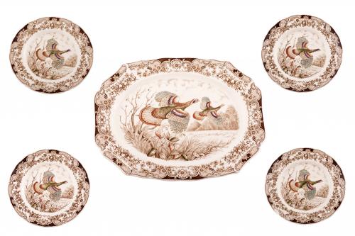 FUENTE Y CUATRO PLATOS DE LOZA INGLESA CON DECORACIÓN ESTAM