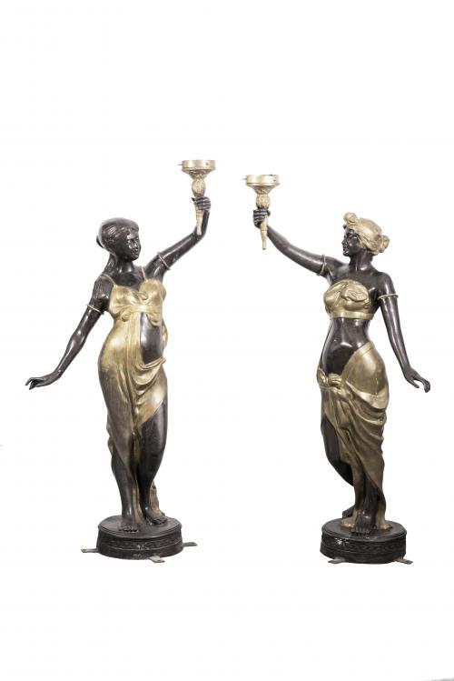 PAREJA DE LÁMPARAS DE JARDÍN EN FORMA DE FIGURAS FEMENINAS