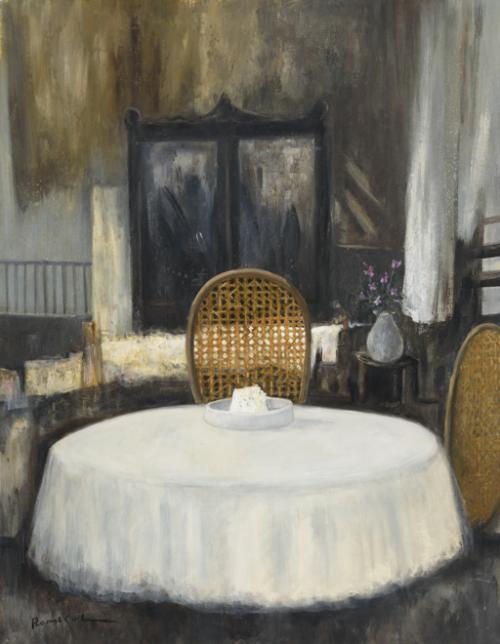 INTERIOR CON MESA CON MANTEL BLANCO