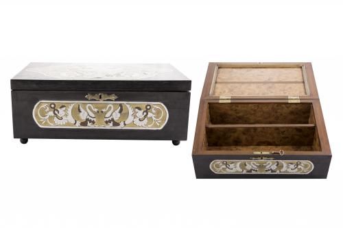 CAJA DE MADERA EBONIZADA Y MARQUETERÍA DE LATÓN DORADO Y PL
