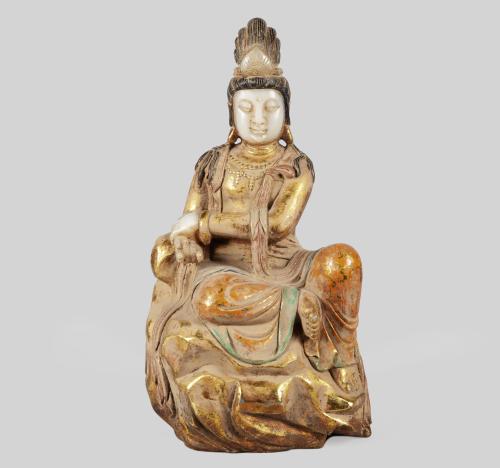 GUANYIN DE LUNA Y AGUA TALLADA EN JADE BLANCO, POLICROMADO 