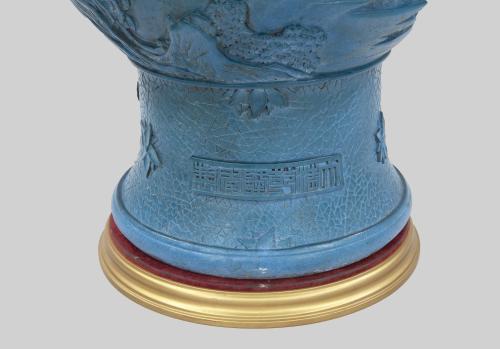 GRAN JARRÓN DE PORCELANA DE ESMALTE MONOCROMO OKRA. MARCA E