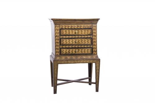 MUEBLE AUXILIAR DE MARQUETERÍA DE NOGAL Y PINO CON DECORACI
