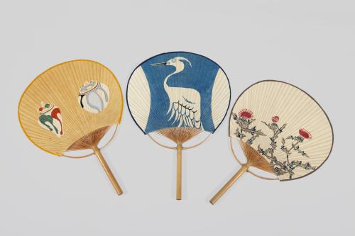 LOTE DE TRES ABANICOS "PAY PAY" DE BAMBÚ Y PAPEL PINTADO DE