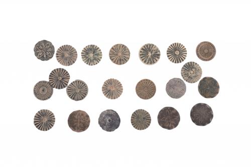 LOTE DE 21 BOTONES MEDIEVALES EN BRONCE 