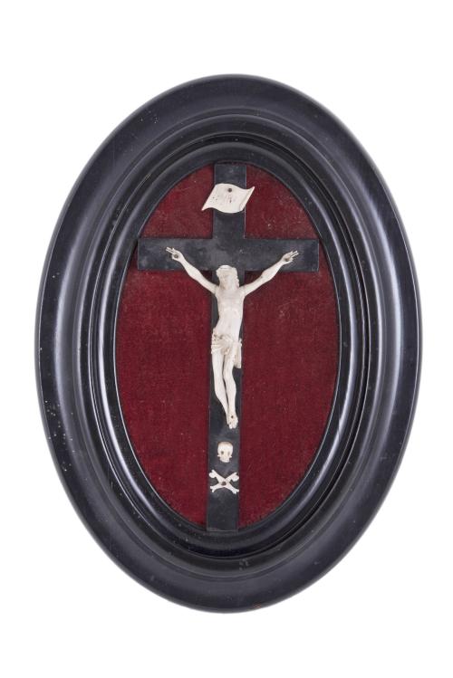 PEQUEÑO CRISTO CRUCIFICADO DE TRES CLAVOS DEL SIGLO XIX DE