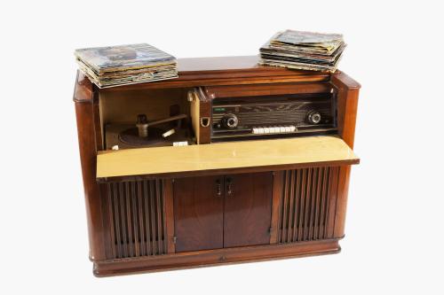 MUEBLE RADIO Y TOCADISCOS PHILIPS C.1950 Y DISCOS VARIADOS