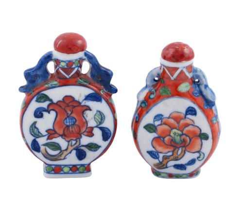 CONJUNTO DE DOS BOTELLAS DE RAPÉ EN PORCELANA DECORADA AL E