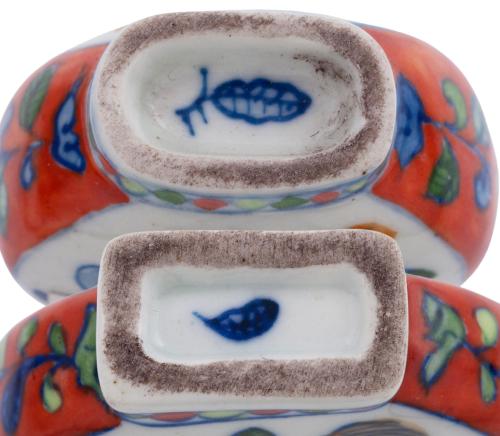 CONJUNTO DE DOS BOTELLAS DE RAPÉ EN PORCELANA DECORADA AL E