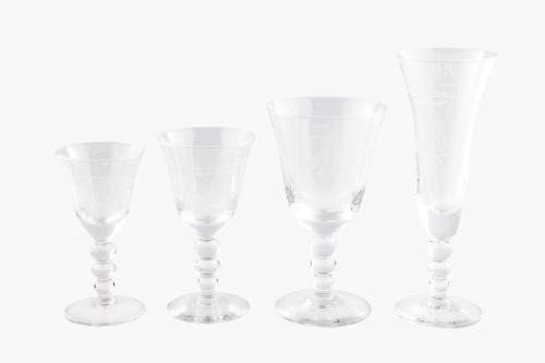 SERVICIO DE CUATRO COPAS DE CRISTAL SOPLADO Y GRABADO, LA G