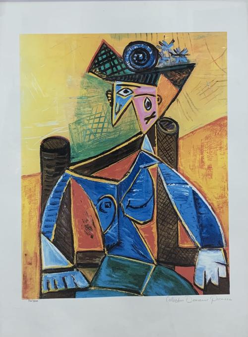 Mujer sentada en sillón