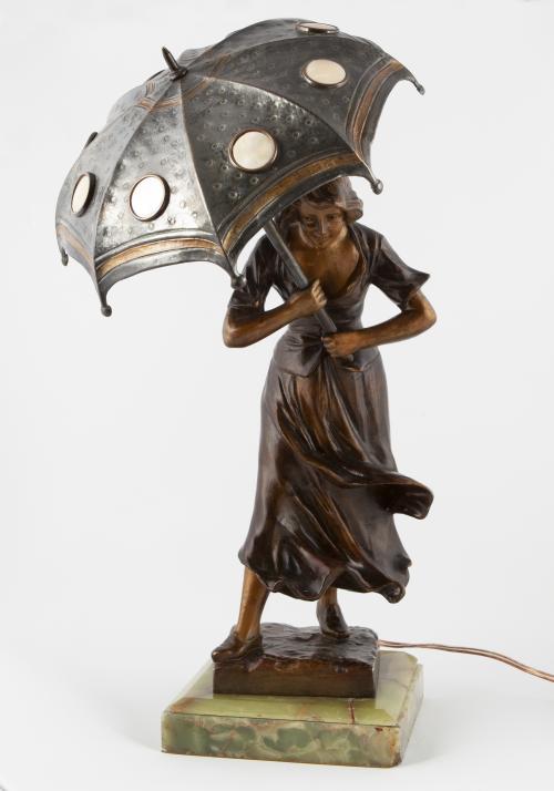 LÁMPARA DE MESA ART NOUVEAU DE PELTRE PATINADO, BASE DE ÓNI