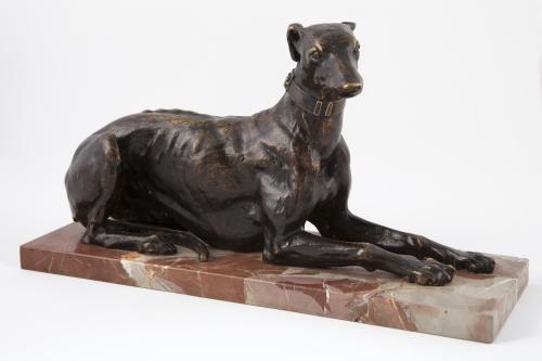GALGO, ESCULTURA DE BRONCE PATINADO SOBRE BASE DE MÁRMOL