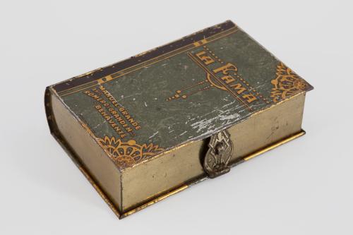 CAJA DE LATA EN FORMA DE LIBRO DE LA MARCA "LA FAMA".