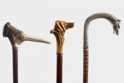 LOTE DE TRES BASTONES DOS CON PUÑO DE ASTA Y UNO CON PUÑO D