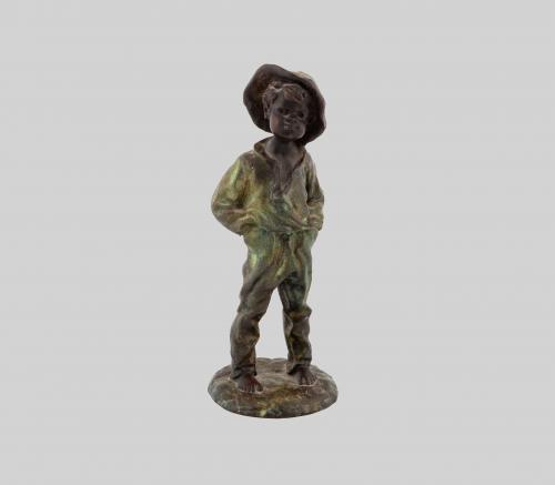 FIGURA DE BRONCE PATINADO REPRESENTANTO A UN NIÑO