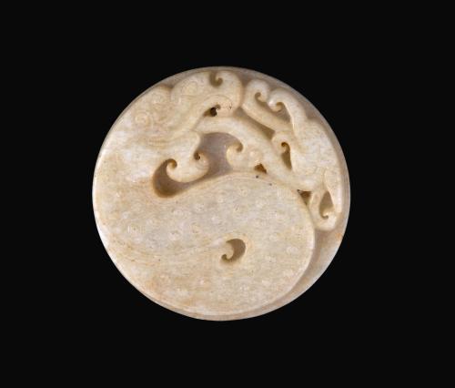 COLGANTE DE JADE "QUILONG" EN FORMA DE MEDALLÓN CON FIGURA 