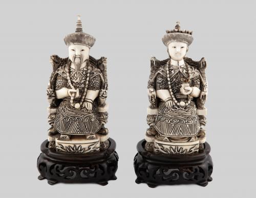 PAREJA DE FIGURAS DE MARFIL TALLADO CHINO REPRESENTANDO A U