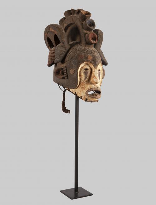 MÁSCARA AFRICANA DE MADERA TALLADA Y POLICROMADA