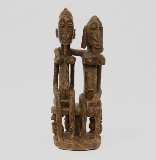PAREJA DE FIGURAS AFRICANAS SEDENTES TÍPICAS DEL GRUPO ÉTNI
