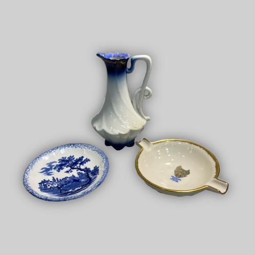 LOTE DE PLATO Y JARRA DE PORCELANA Y CENICERO DE CERÁMICA S