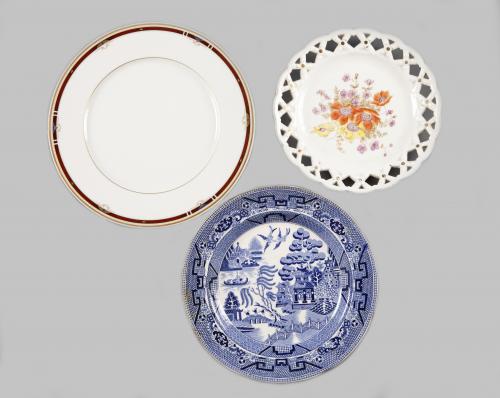 LOTE DE TRES PLATOS, DOS DE CERÁMICA Y UNO DE PORCELANA SIG