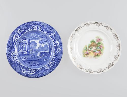 LOTE DE DOS PLATOS, UNO DE CERÁMICA Y OTRO DE PORCELANA SIG