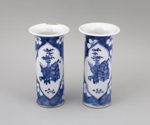 PAREJA DE JARRONES DE PORCELANA ESMALTADA Y VIDIRADA FAMILI